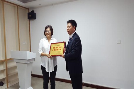 东莞市颖生实业有限公司授予牌匾