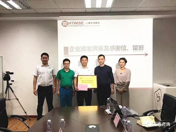 深圳亚新董事长刘妍君女士为优米体育限时特惠颁发牌匾