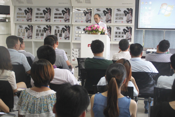 gzkaili2许老师在管理升级总结大会上做精彩宣讲