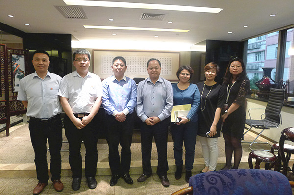 米优app怎么注册与源志诚决策层签约时合影