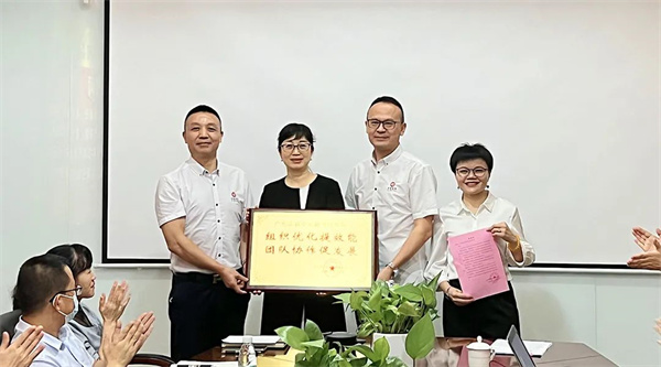 源生园姚总（左2）向优米体育限时特惠颁发牌匾及感谢信