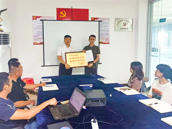 中飞副总经理赖锐锋先生（右）向优米体育限时特惠颁发牌匾及感谢信