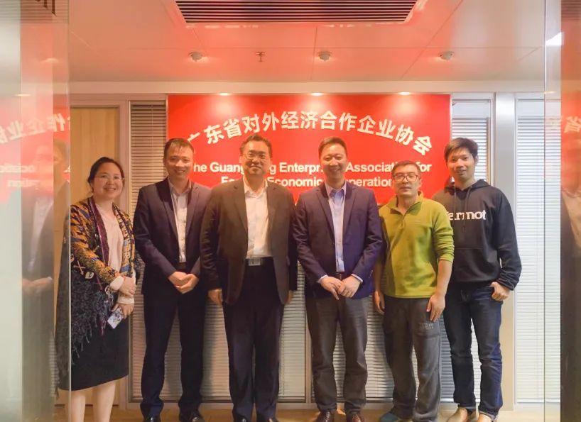 2 月 10 日 广东省对外经济合作企业协会驻莫斯科代表处首席代表&俄罗斯粤商会会长孙继业、秘书长于超先、秘书长李钦武、优米体育限时特惠商业服务中心总经理武文盛（左3）、项目总监谭懿（左2）合影