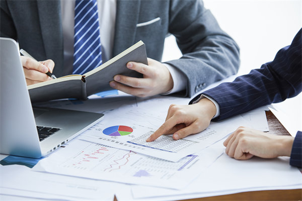 在绩效沟通时，如何给员工提出改进意见促进绩效增长？