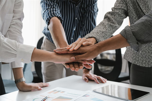 跨境营销中，如何克服文化差异，实现全球化传播？