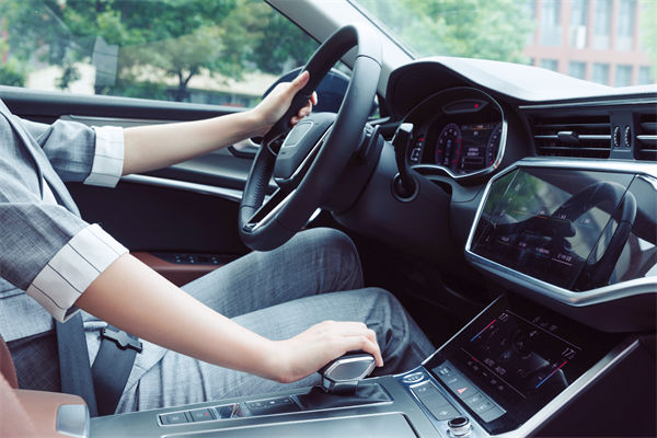 女子工资4600每天花近百元通勤上班，人力资源怎么看？