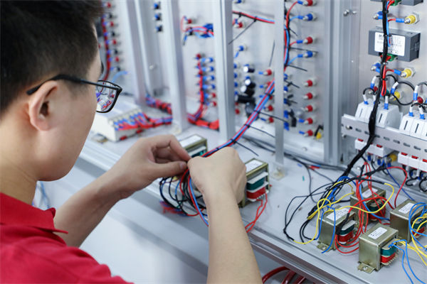 哪些行业人才火爆就业市场？人力资源管理有何启发？