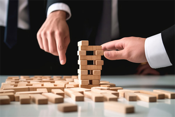 面对复杂市场环境，集团管控咨询如何确保企业稳健前行？