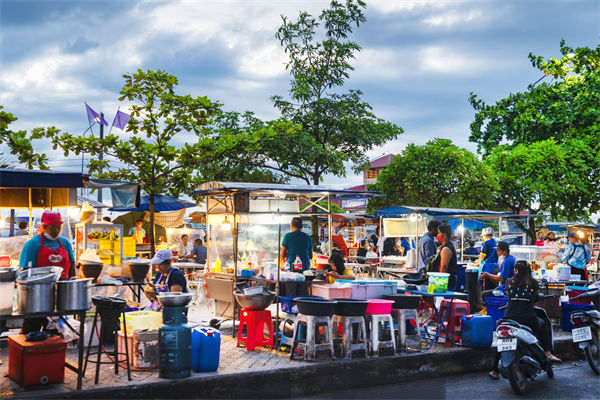 今年扩消费怎么干？各大企业如何根据政策发力？