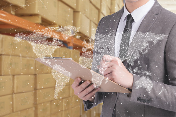 在全球化背景下，集成供应链面临哪些挑战与机遇？