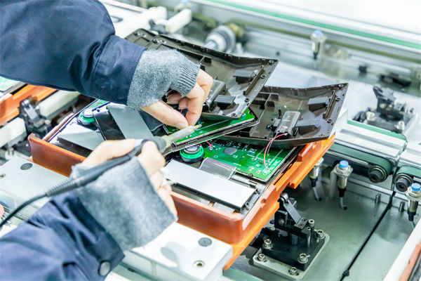 如何通过精益生产优化生产布局，提升整体生产效率？