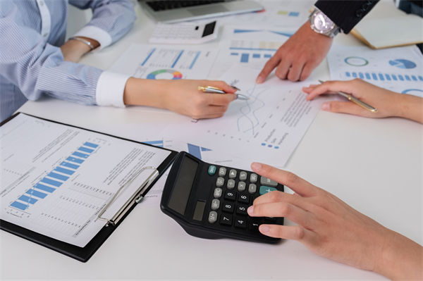 预算成纸上空谈，怎样让数据真正驱动决策落地？