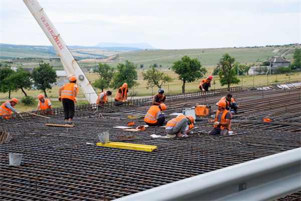 薪酬绩效咨询：00后女钢筋工每天工地干10小时赚320
