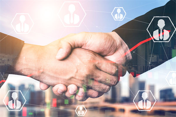 青岛一环卫工将垃圾扫进大海被开除