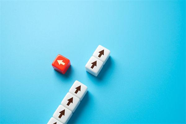 青岛一环卫工将垃圾扫进大海被开除